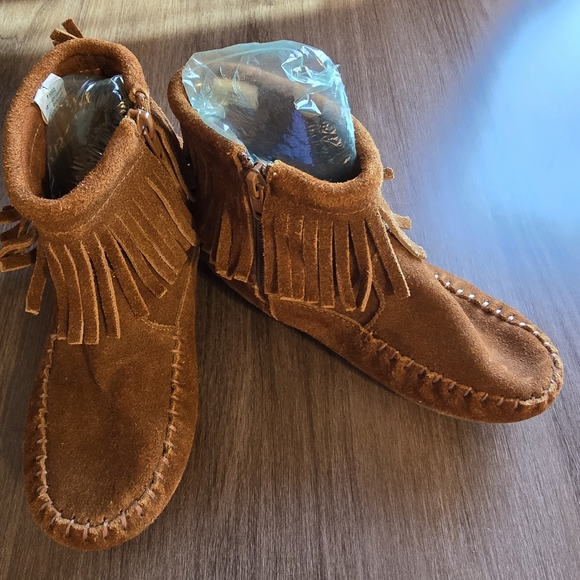 Minnetonka Other - Minnetonka Kids Moccasins with Fringe - Brown Leather Size 1 #111